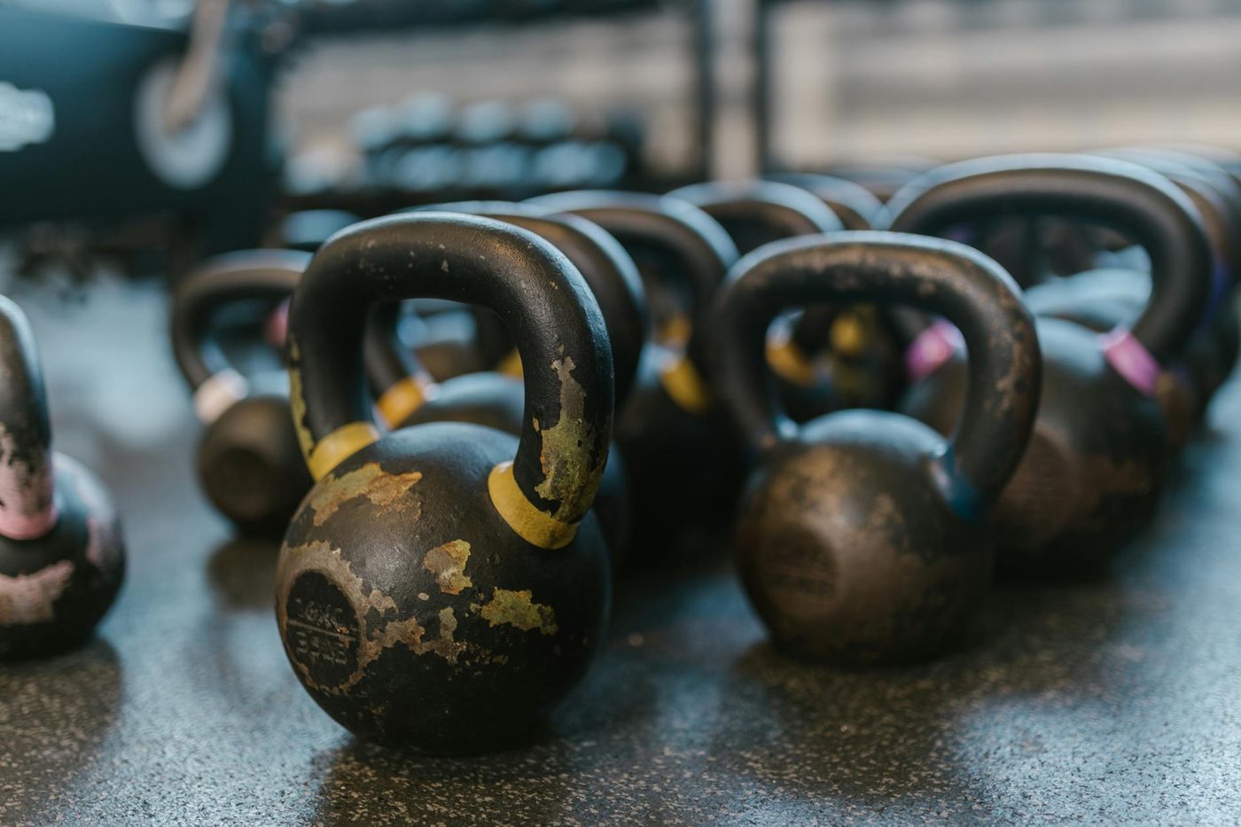 Kettlebells posés au sol du studio de sport