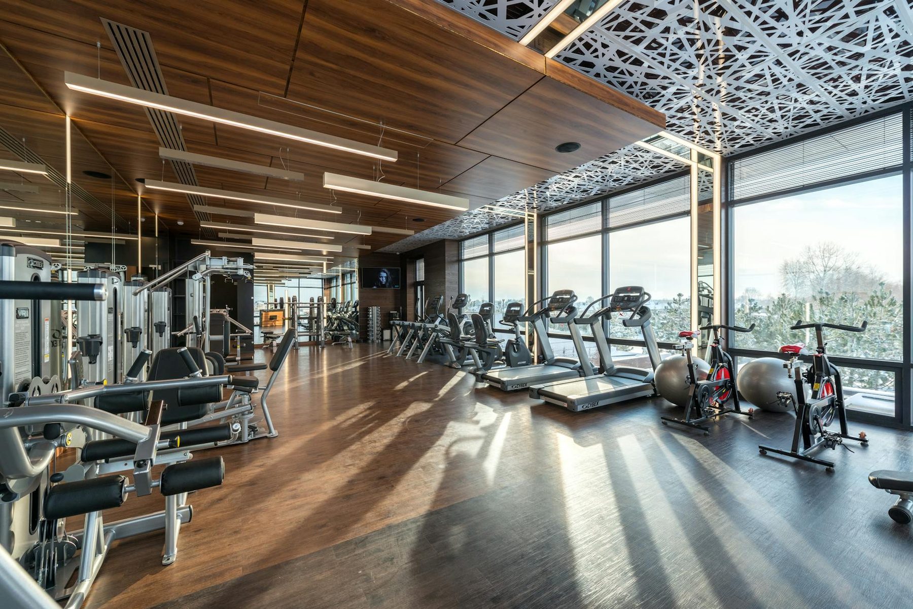 Intérieur de la salle de sport moderne Cadence Studio à Sacré-Cœur, Dakar